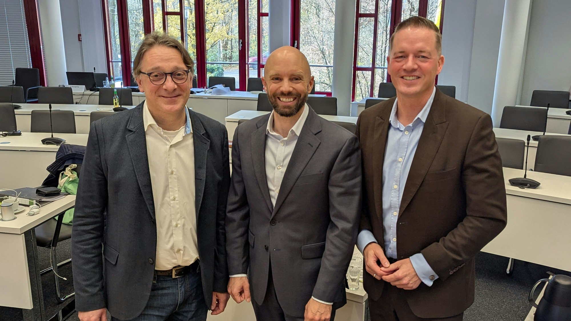 Das Foto zeigt die drei Fraktionsvorsitzenden im Sitzungssaal im Bergheimer Kreishaus.