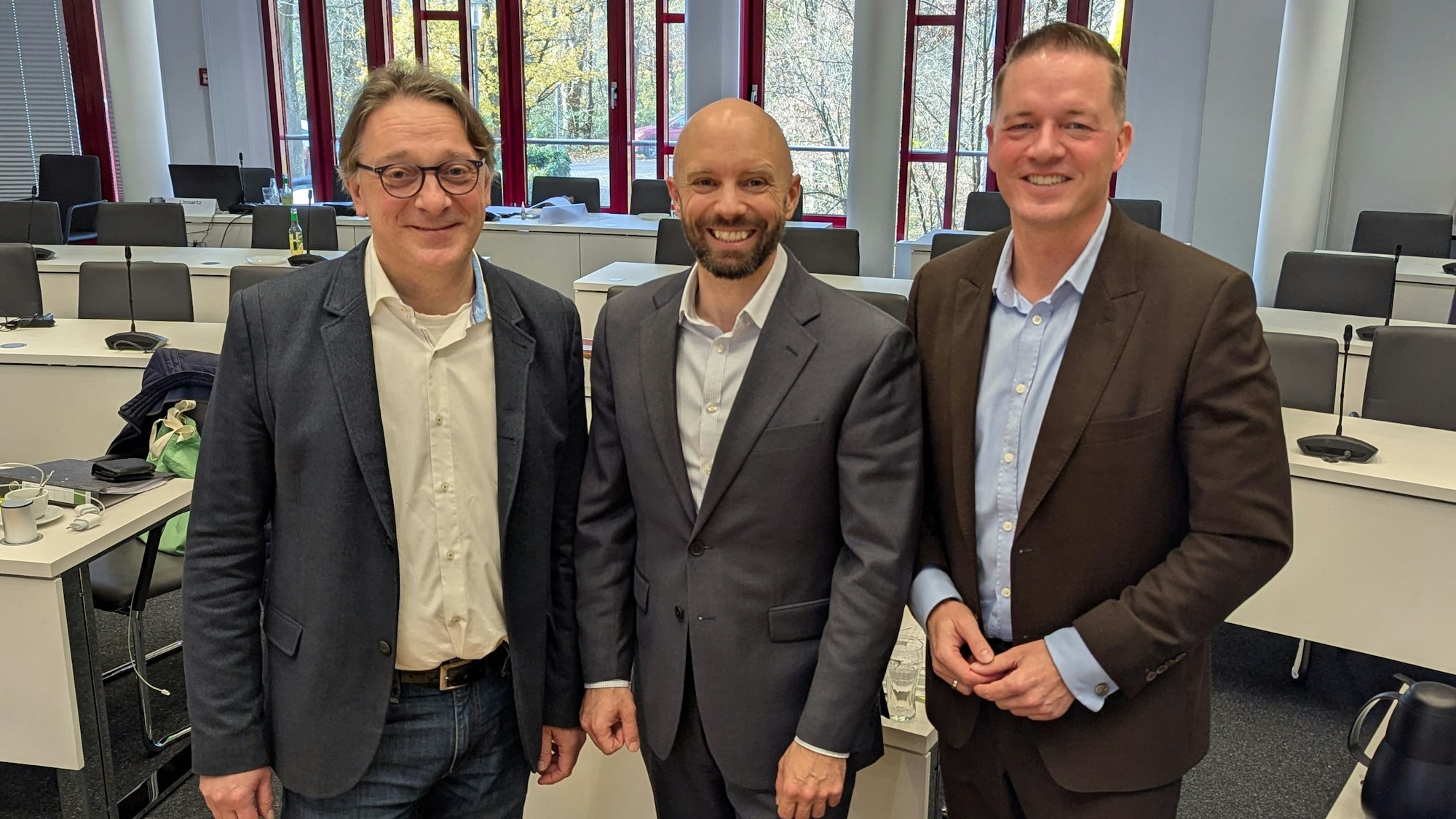 Gillet mit den anderen Fraktionsvorsitzenden der Jamaika-Koalition (v.l.): Dr. Christian Pohlmann (FDP) und Gregor Golland (CDU) im Sitzungssaal des Kreisausschusses im Kreishaus.