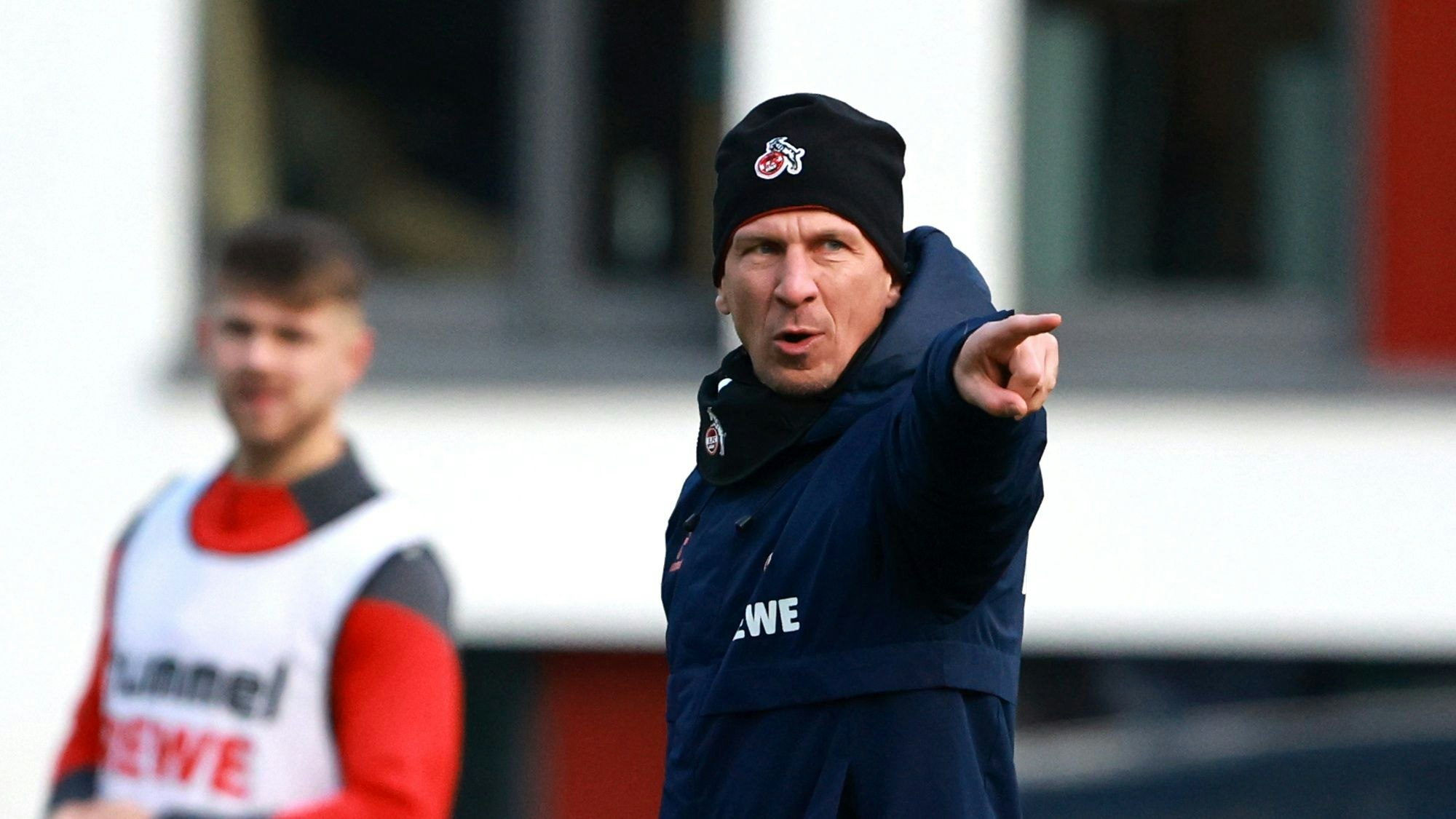 Gerhard Struber zeigt mit ausgestrecktem Arm und Finger auf etwas