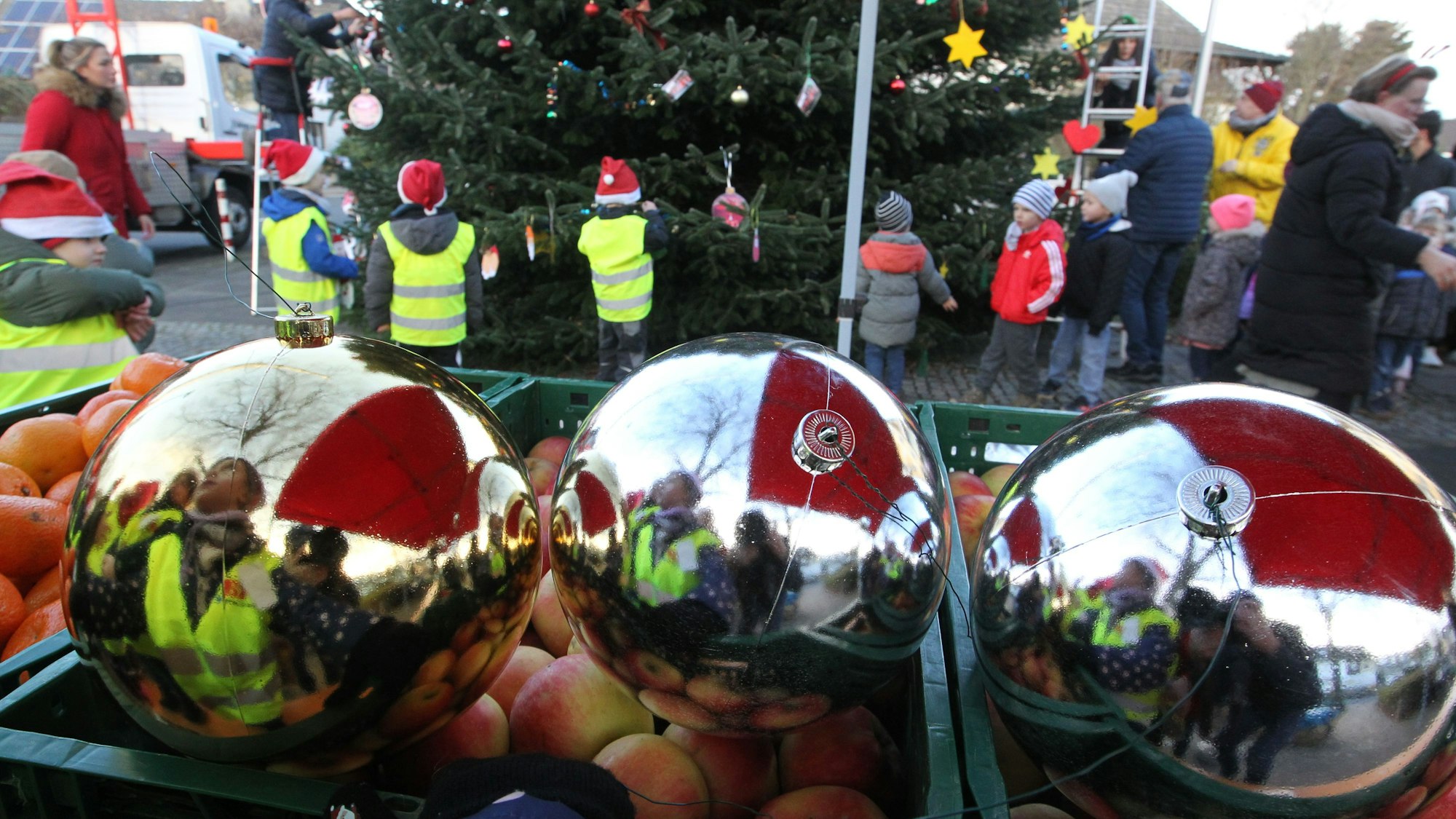 200 Kugeln und 100 Schleifen sind in den Baum aufgehängt worden.