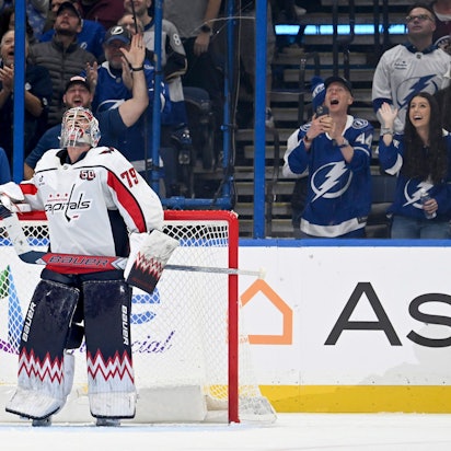 Er musste es sich selbst n och einmal auf dem Videowürfel ansehen: Goalie Charlie Lindgren beim Spiel gegen die Tampa Lightning.