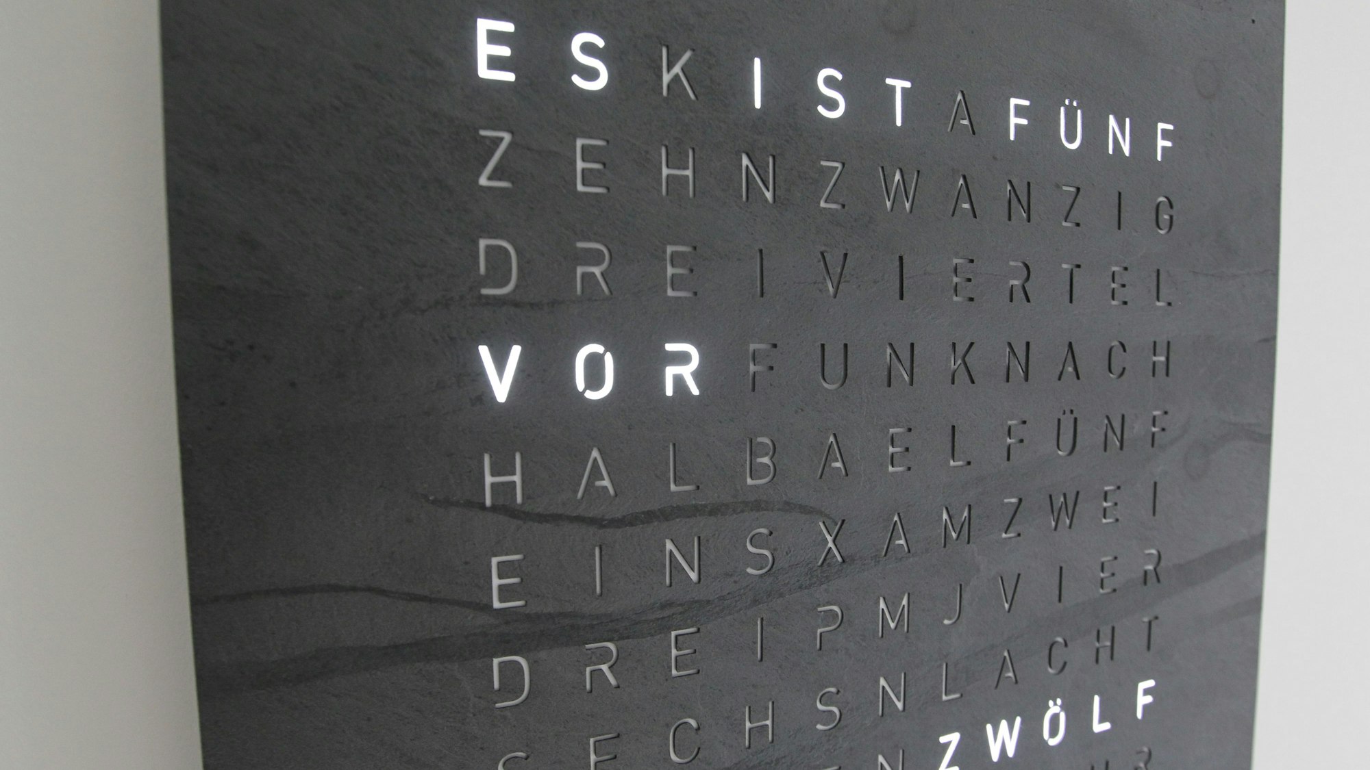 Uhr Uhrzeit Symbolbild Es ist fünf vor zwölf