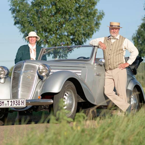 Das Bild zeigt Ulrike und Jörg Zborowska an ihrem Adler 2 Liter Karmann Cabriolet.