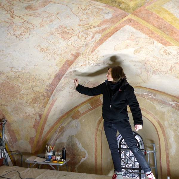 In der Basilika St. Gertrud, Morsbach, sind historische Fresken entdeckt, freigelegt und restauriert worden. Restauratorin Birgit Schwieder erläutert auf einem Gerüst in neun Metern Höhe ihre Arbeiten an den Freskomalereien in der Basilika.