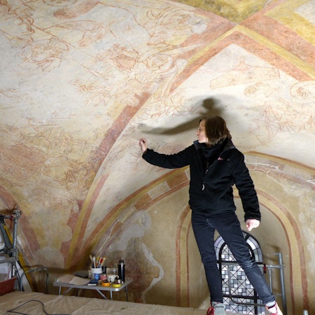 In der Basilika St. Gertrud, Morsbach, sind historische Fresken entdeckt, freigelegt und restauriert worden. Restauratorin Birgit Schwieder erläutert auf einem Gerüst in neun Metern Höhe ihre Arbeiten an den Freskomalereien in der Basilika.