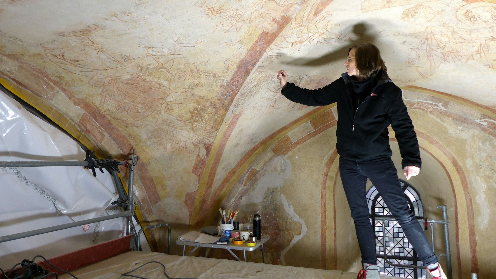 In der Basilika St. Gertrud, Morsbach, sind historische Fresken entdeckt, freigelegt und restauriert worden. Restauratorin Birgit Schwieder erläutert auf einem Gerüst in neun Metern Höhe ihre Arbeiten an den Freskomalereien in der Basilika.