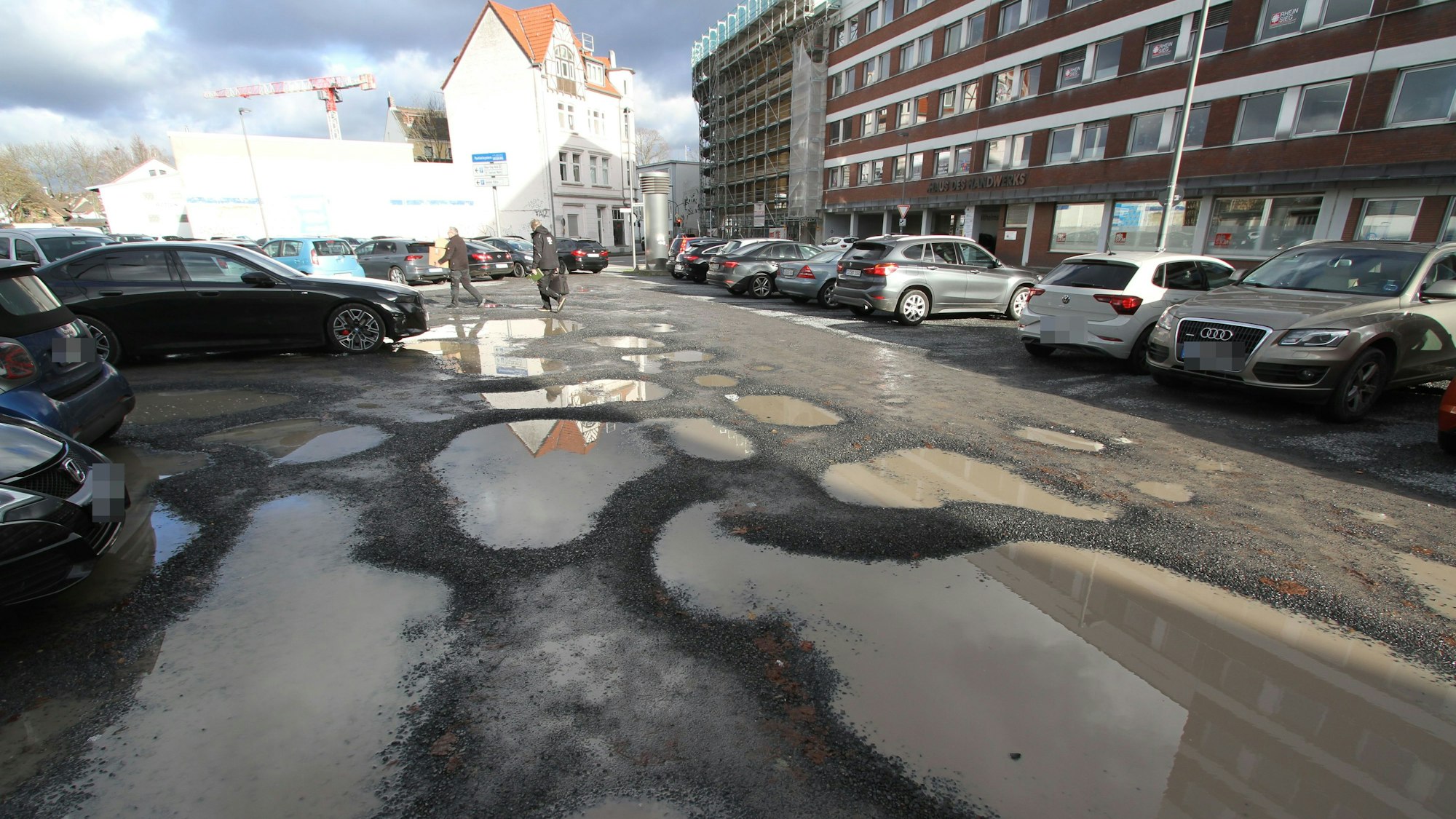 Pfützen auf einem Parkplatz