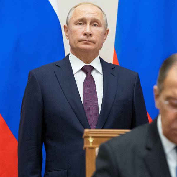 Russian Foreign Minister Sergei Lavrov (R) signs documents as Russian President Vladimir Putin attends a signing ceremony following his talks with Egyptian President in Sochi on October 17, 2018.
Pavel Golovkin / POOL / AFP