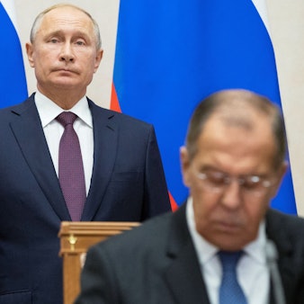 Russian Foreign Minister Sergei Lavrov (R) signs documents as Russian President Vladimir Putin attends a signing ceremony following his talks with Egyptian President in Sochi on October 17, 2018.
Pavel Golovkin / POOL / AFP