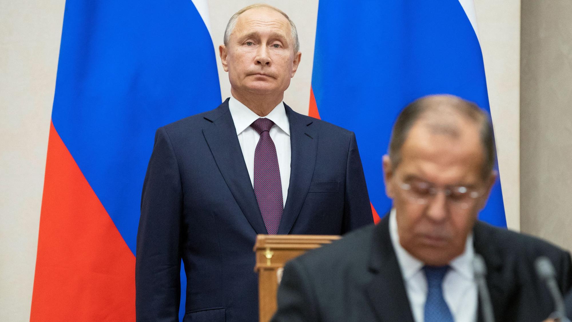 Russian Foreign Minister Sergei Lavrov (R) signs documents as Russian President Vladimir Putin attends a signing ceremony following his talks with Egyptian President in Sochi on October 17, 2018.
Pavel Golovkin / POOL / AFP