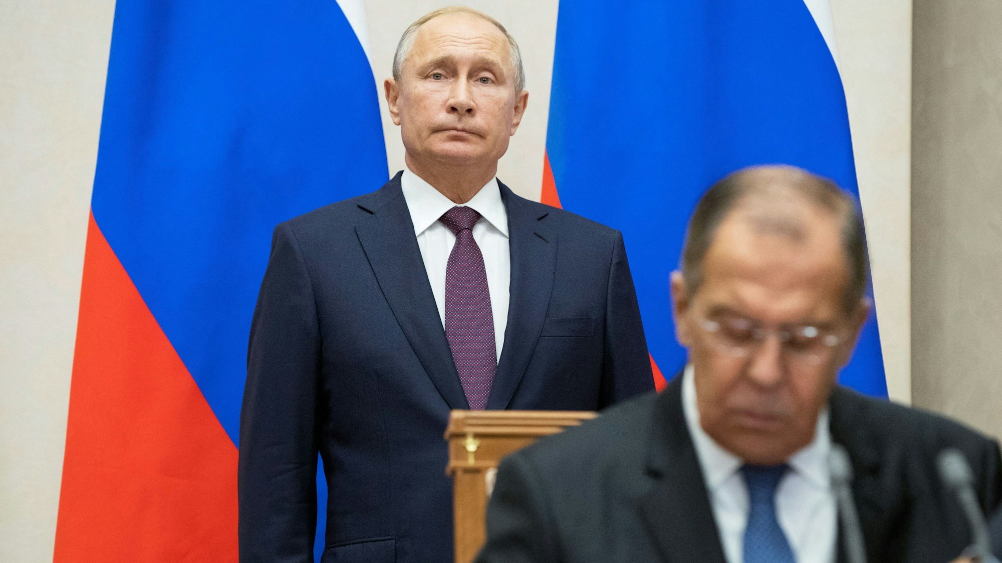 Kremlchef Wladimir Putin, im Vordergrund ist Russlands Außenminster Sergej Lawrow zu sehen. (Archivbild)