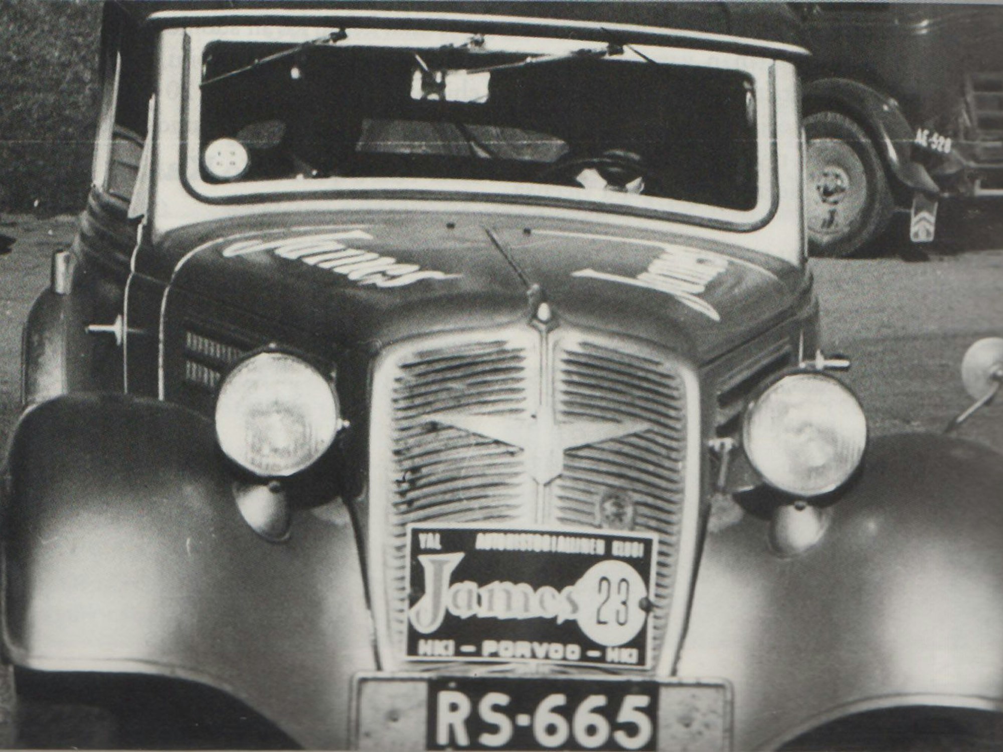 Das schwarz-weiß Foto zeigt einen Oldtimer.