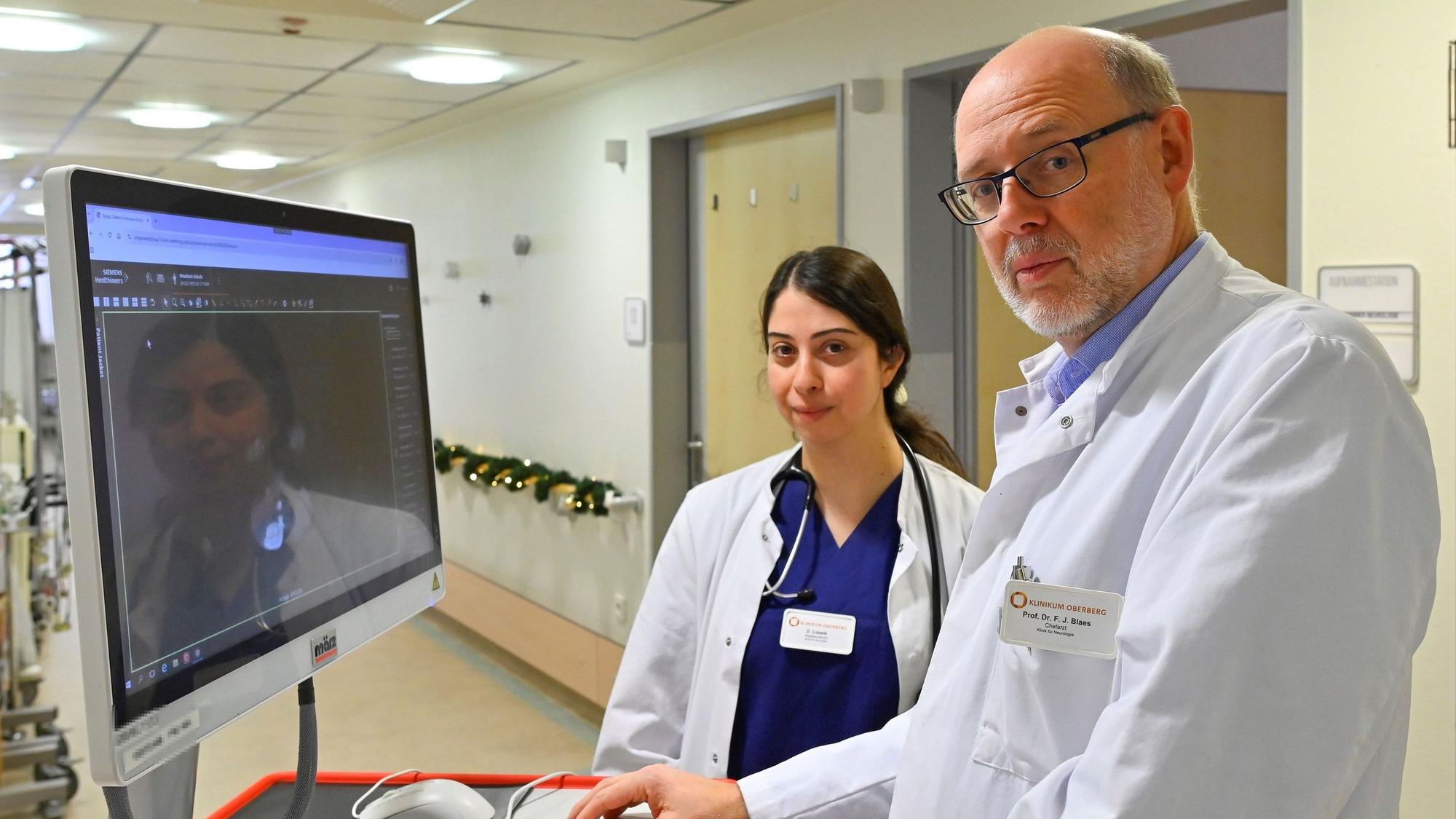 Prof. Franz Blaes, Chefarzt der Neurologie, (r.) mit Assistenzärztin Dina Lizziek.