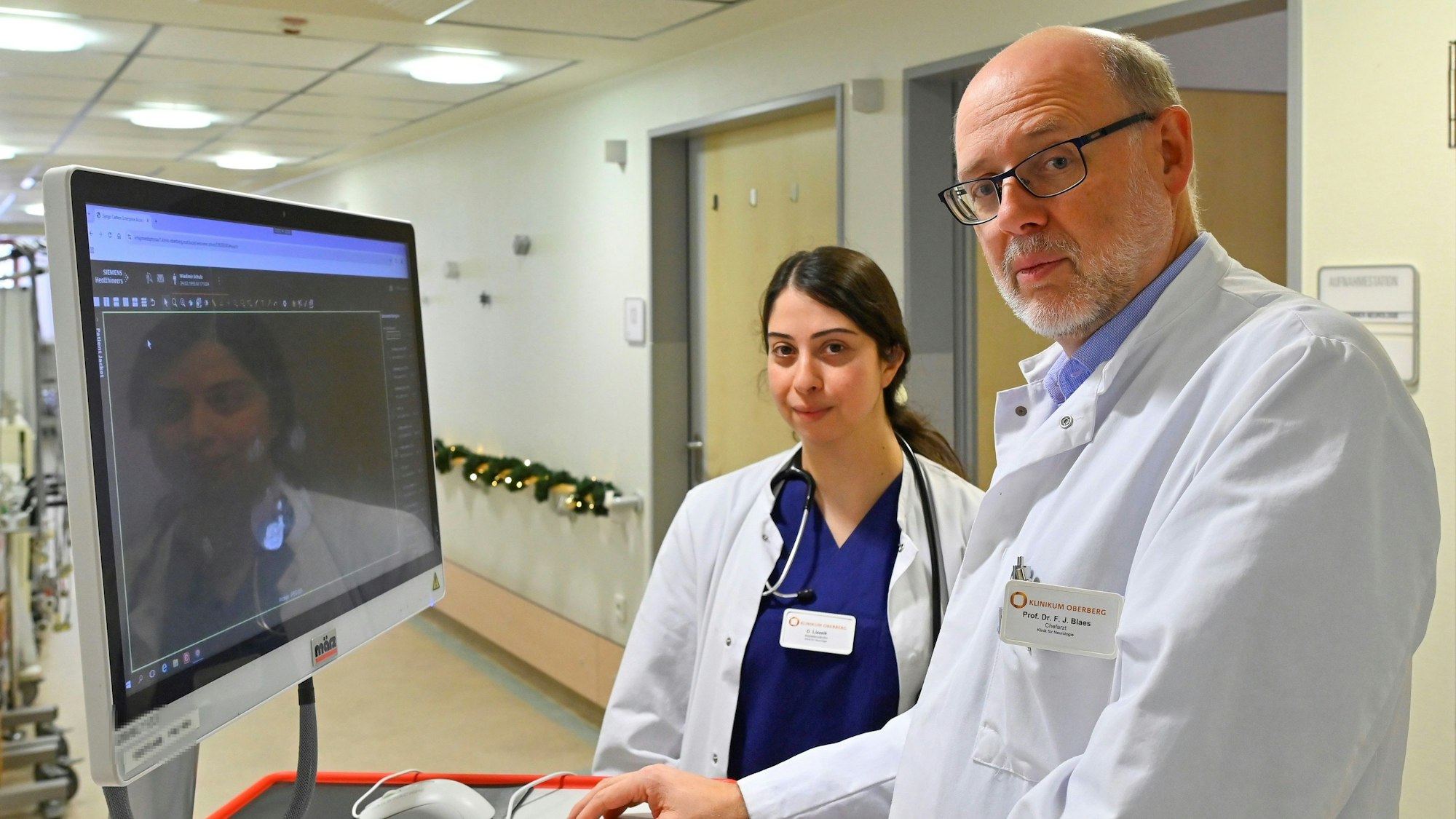 Prof. Franz Blaes, Chefarzt der Neurologie, (r.) mit Assistenzärztin Dina Lizziek.