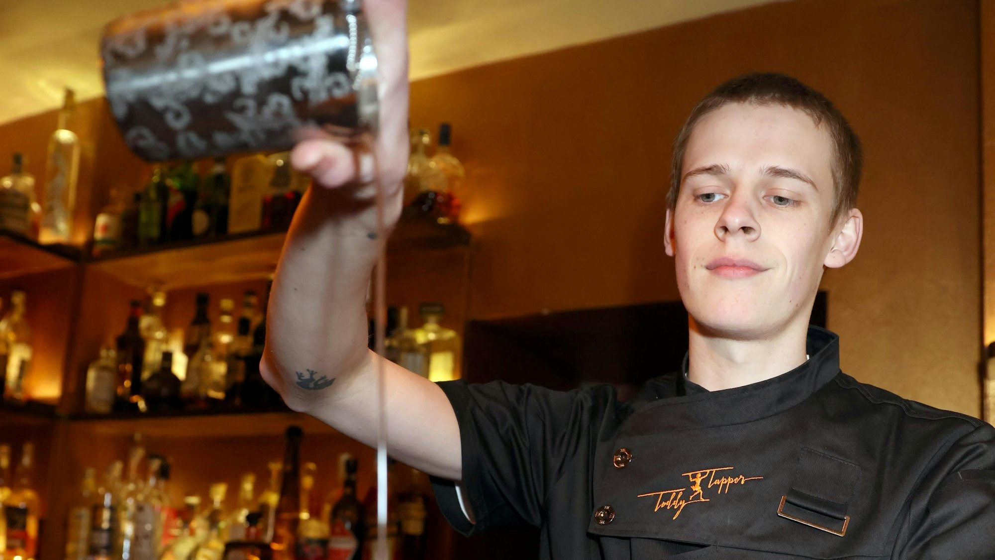 Jakob Schröder in der Bar „Toddy Tapper“.