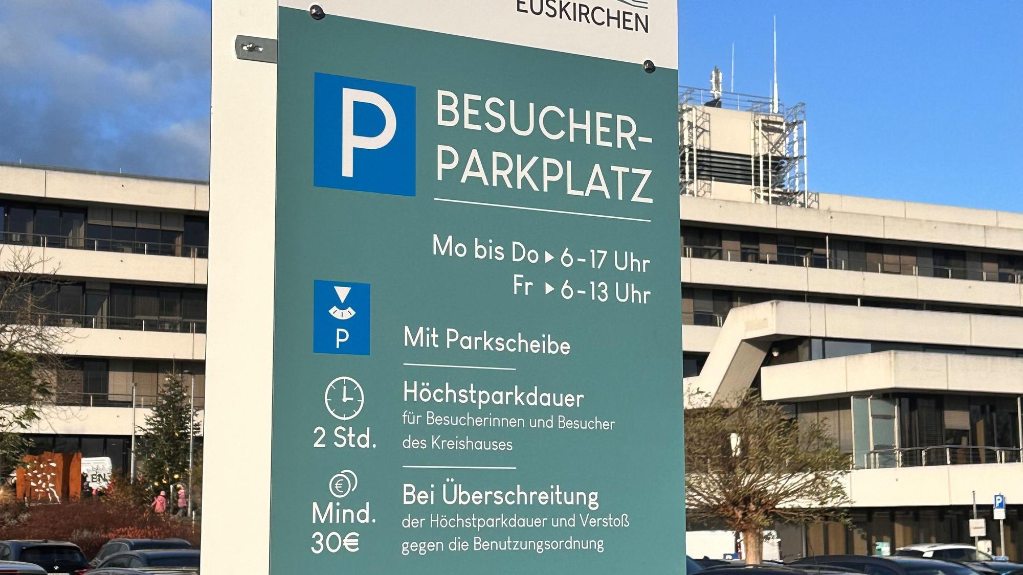 Das Bild zeigt eines der neuen Schilder, die am Kundenparkplatz vor der Kreisverwaltung angebracht worden sind.
