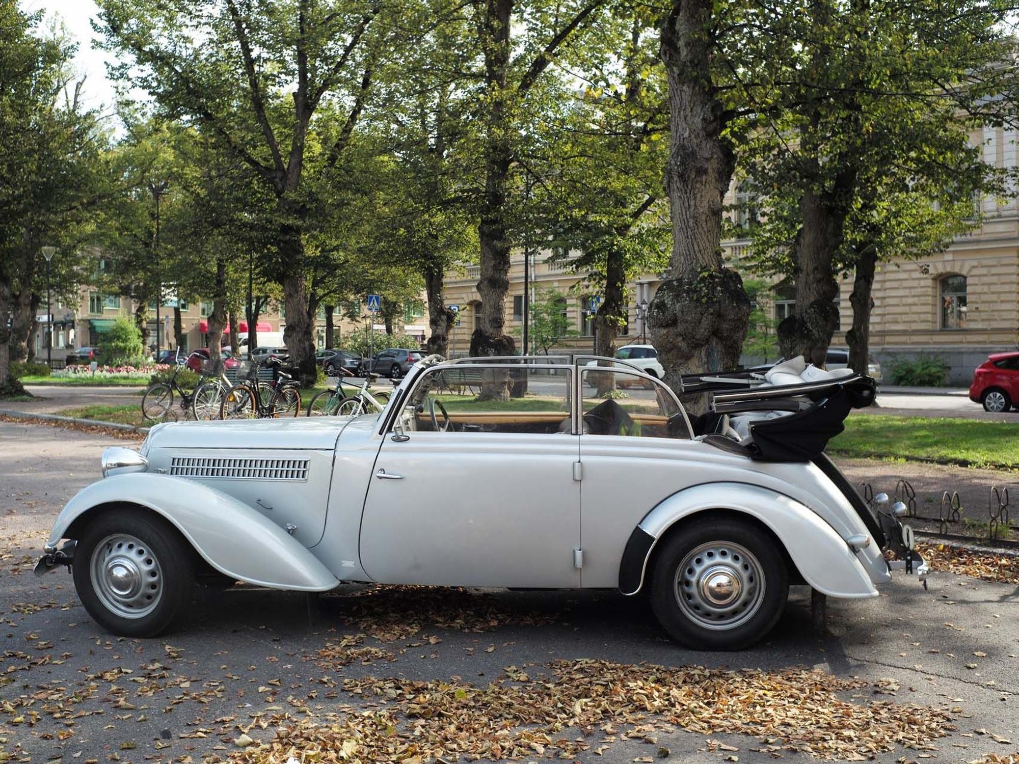 Das Bild zeigt den Oldtimer im Ort Porvoo.