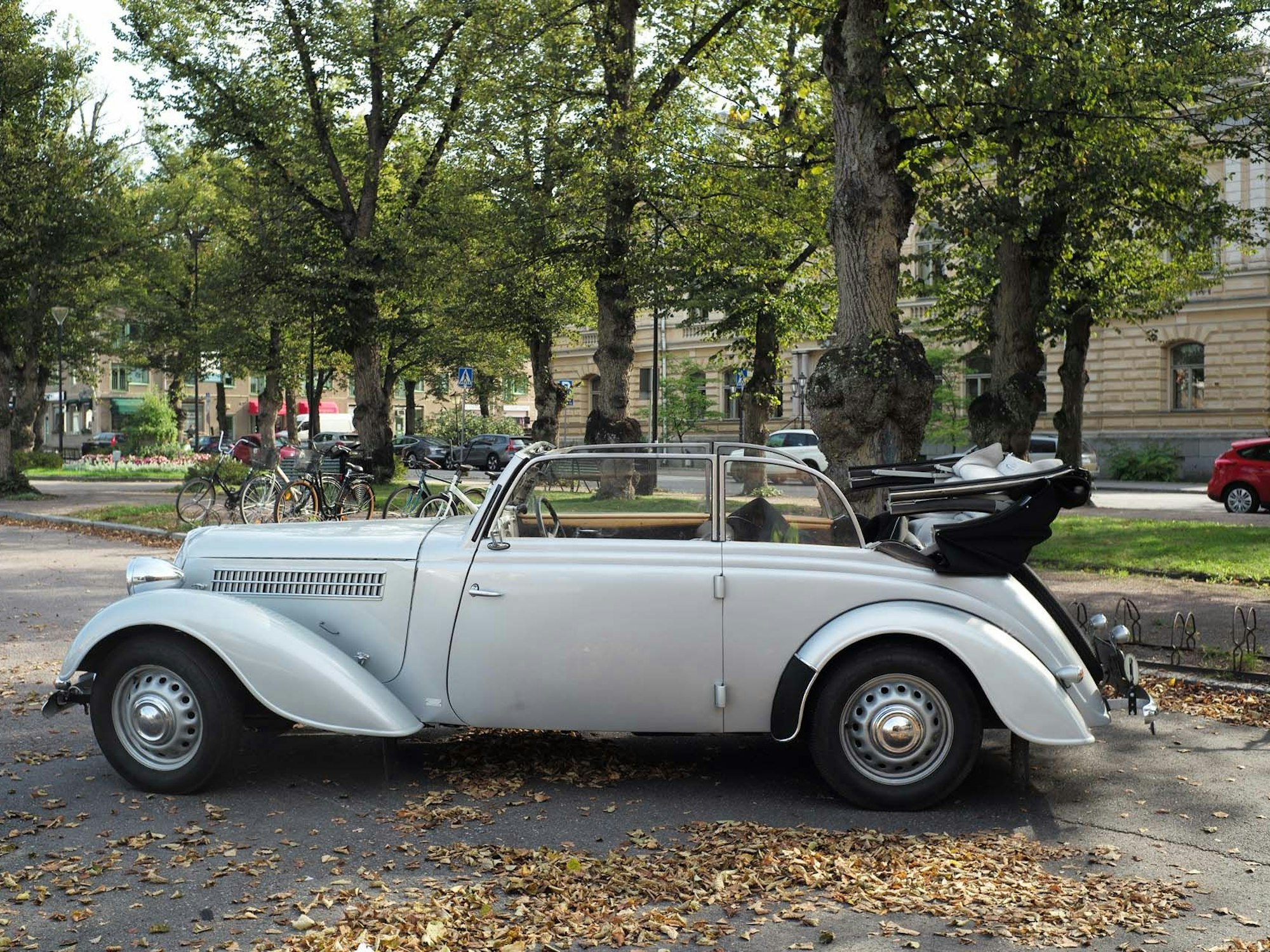 Das Bild zeigt den Oldtimer im Ort Porvoo.