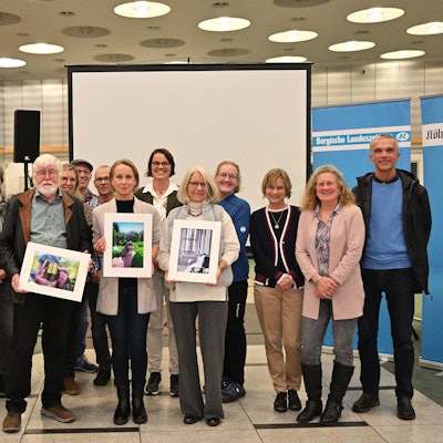 Preisträger des Fotowettbewerbs „Foto des Jahres 2024“ stehen mit Vertretern von Bergischer Landeszeitung, Kölner Stadt-Anzeiger und Wettbewerbspartner Kreissparkasse Köln am Mittwochabend (27.11.) bei der Preisverleihung in der Kassenhalle der Regionalfiliale der Kreissparkasse Köln Bergisch Gladbach.