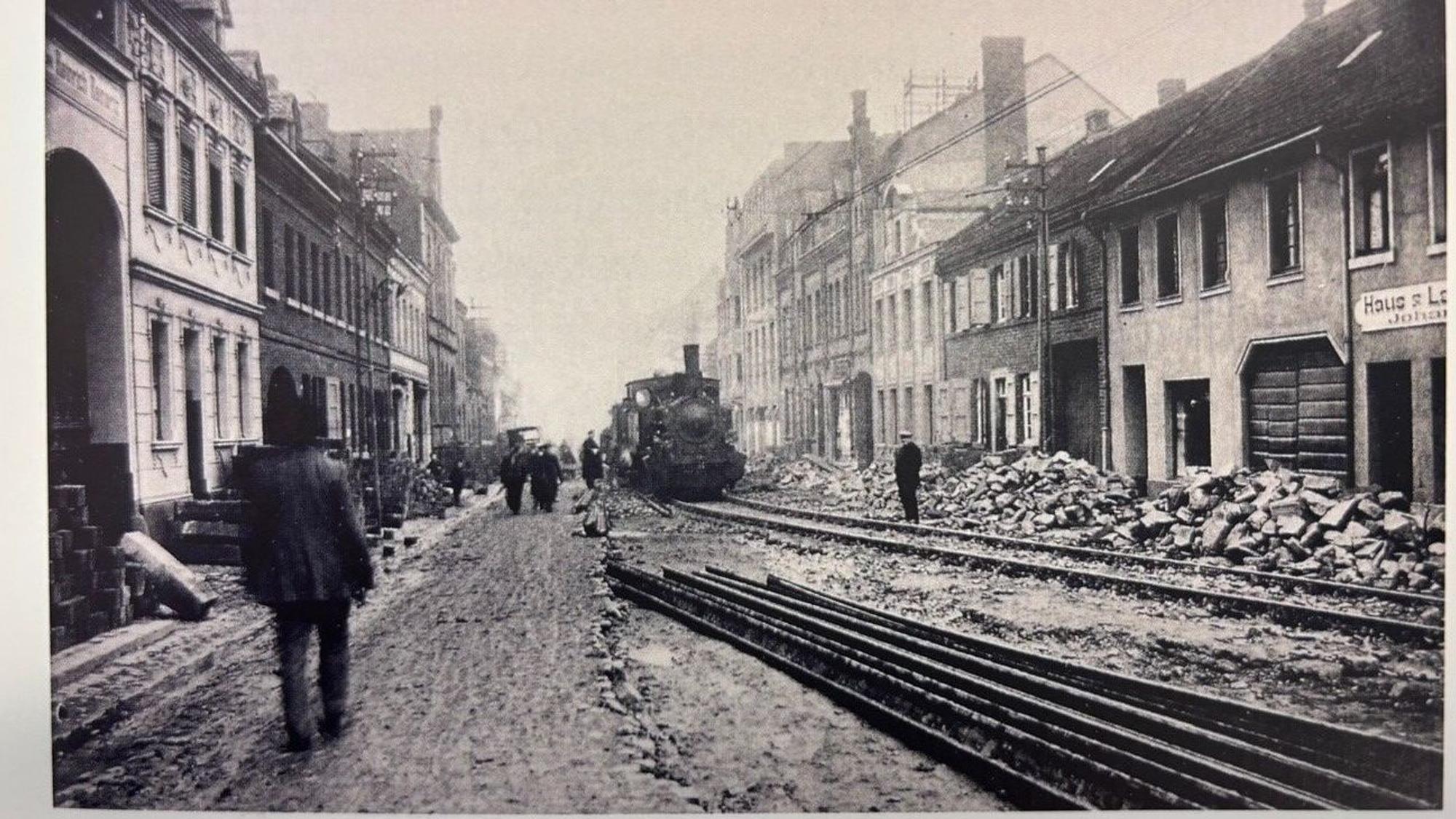 Auf dem Bild ist eine Schwarz-Weiß-Aufnahme der Hauptstraße zu sehen.