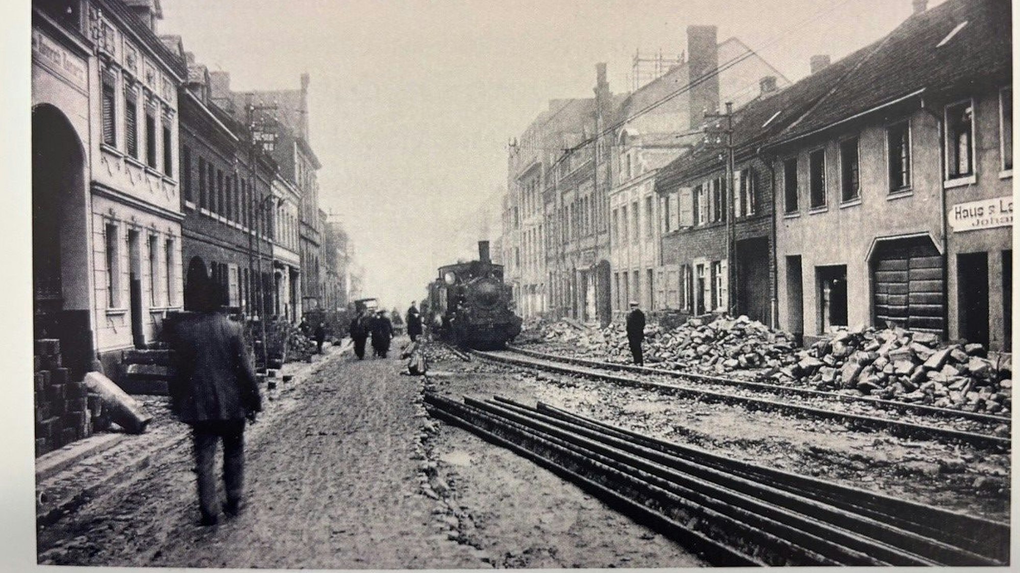 Auf dem Bild ist eine Schwarz-Weiß-Aufnahme der Hauptstraße zu sehen.