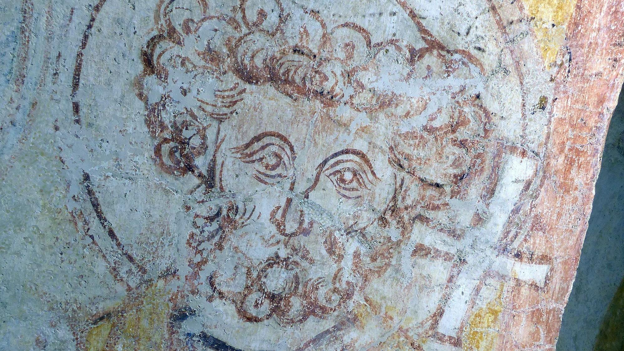 In einer Art Galerie sind in der Morsbacher Galerie auch verschiedene Heilige abgebildet. Auch das Bildnis des Heiligen Petrus wurde in dem Freskenzyklus restauriert.