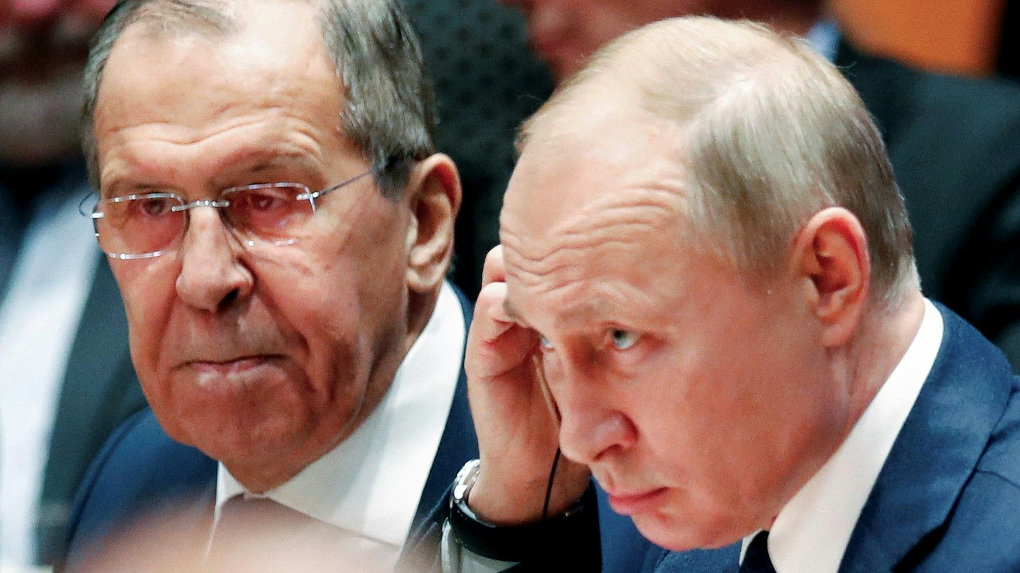 Der russische Außenminister Sergej Lawrow zusammen mit Kremlchef Wladimir Putin. (Archivbild)