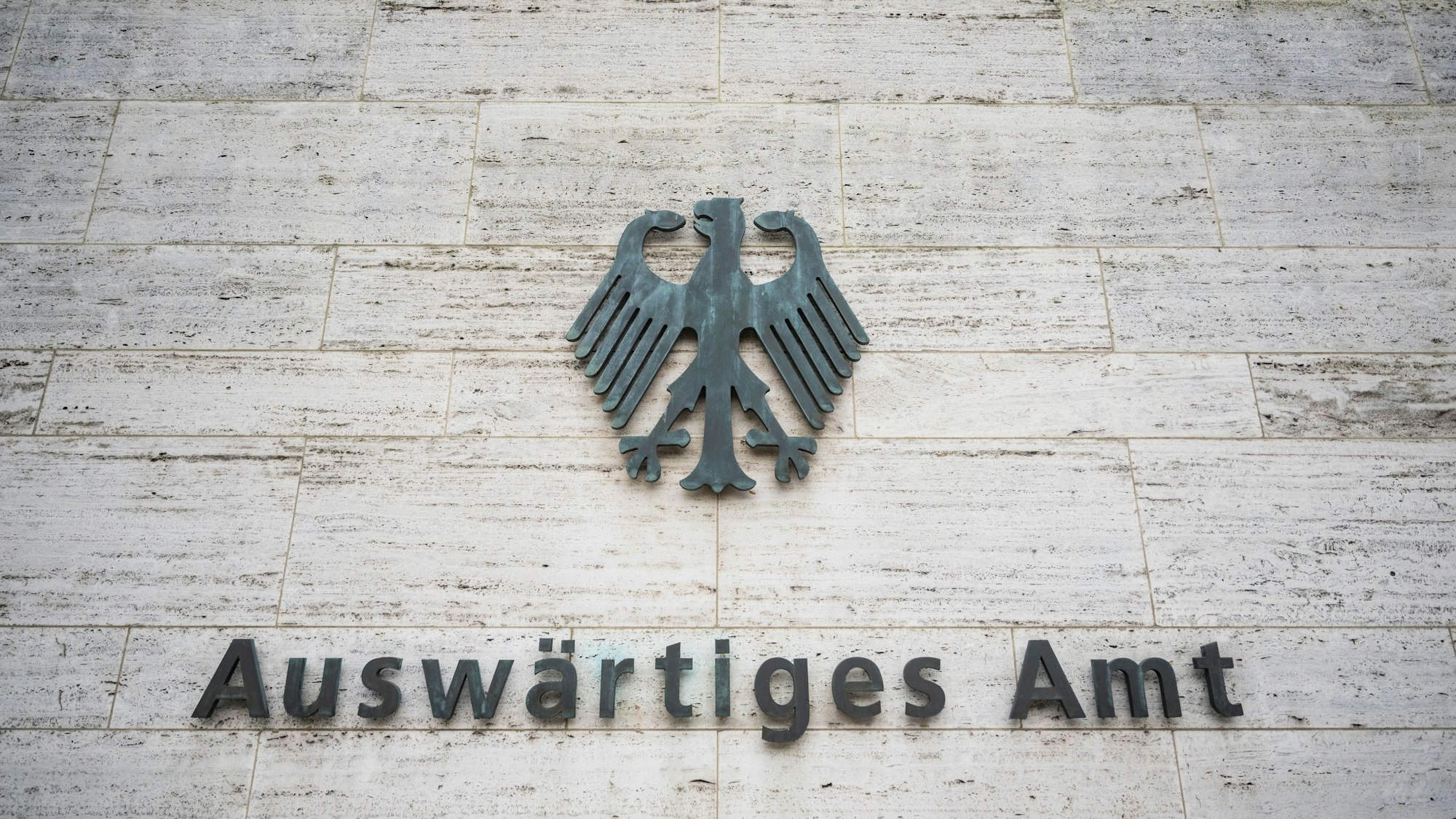 29.10.2024, Berlin: Der Bundesadler und der Schriftzug "Auswärtiges Amt" sind an einer Außenwand an einem Eingang zum Auswärtigen Amt zu sehen. Das Auswärtige Amt hat den Leiter der iranischen Botschaft in Berlin einbestellt, um gegen die Hinrichtung des deutsch-iranischen Doppelstaatsbürgers D. Sharmahd zu protestieren. Foto: Christophe Gateau/dpa +++ dpa-Bildfunk +++