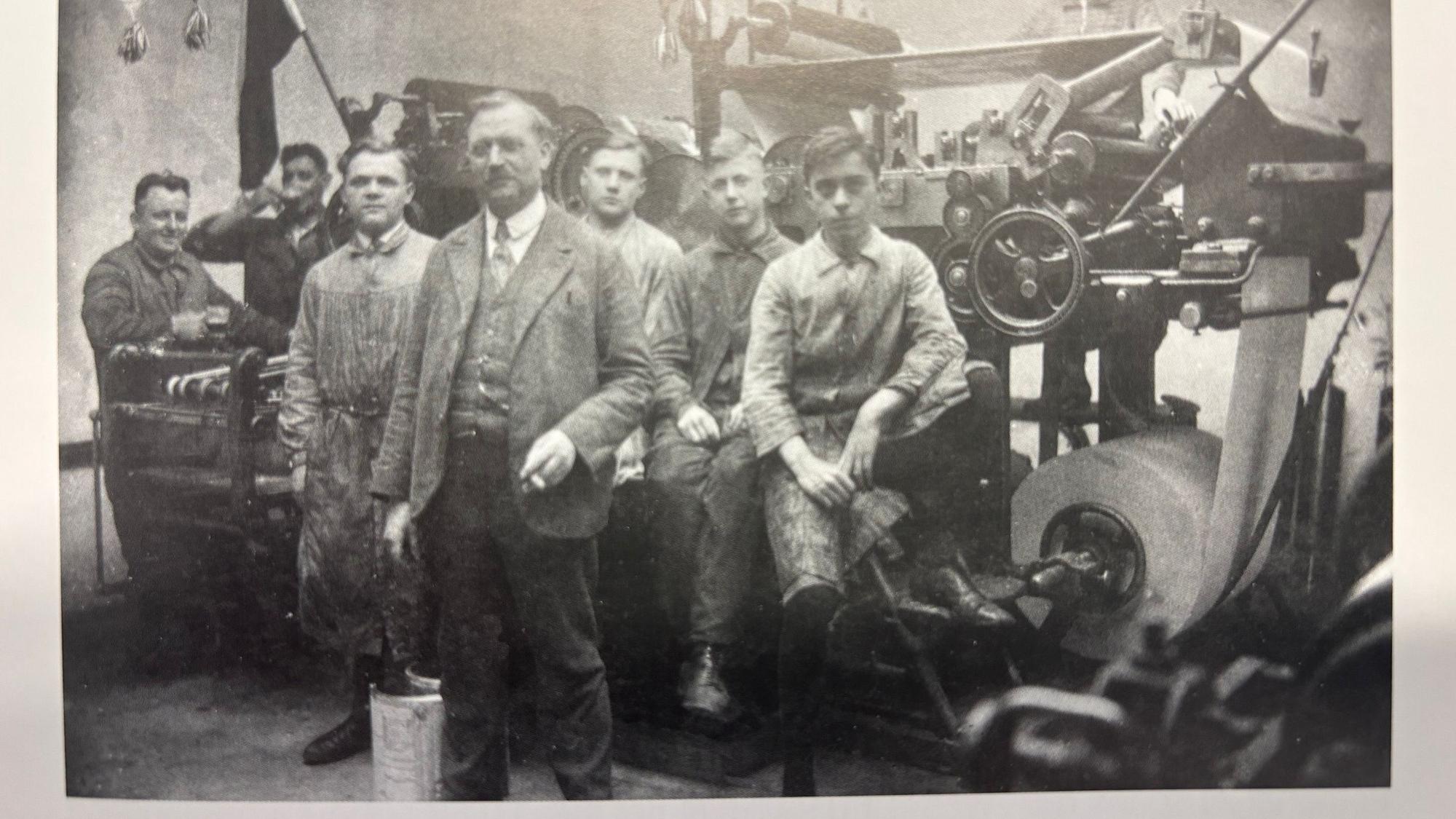 Auf dem historischen Bild sind Druckerei-Arbeiter zu sehen.