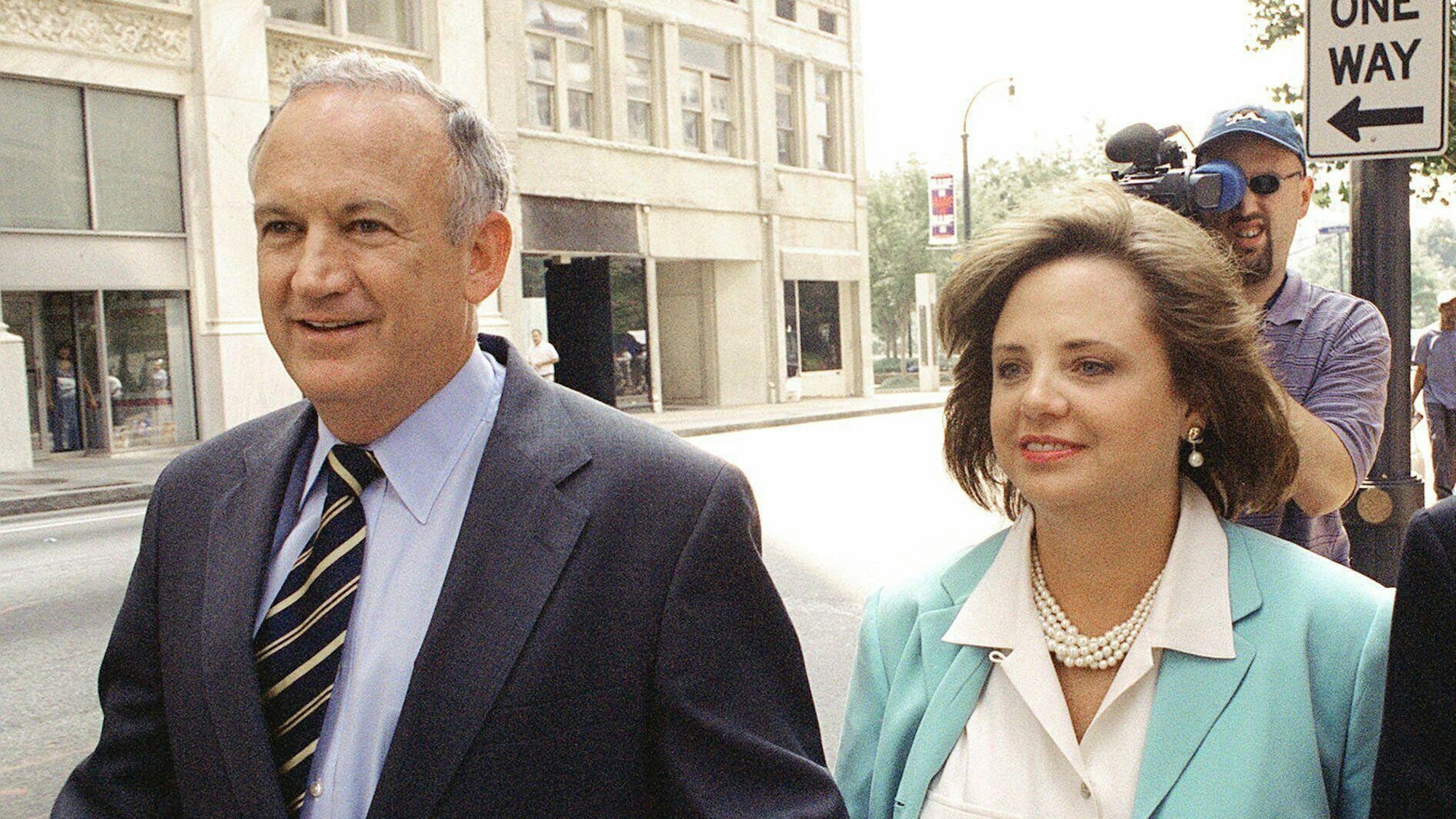 John und Patsy Ramsey, die Eltern von JonBenét Ramsey, verlassen 2000 das Büro ihrer Anwältin Lin Wood während einer Unterbrechung des Verhörs der Ramseys durch die Behörden.