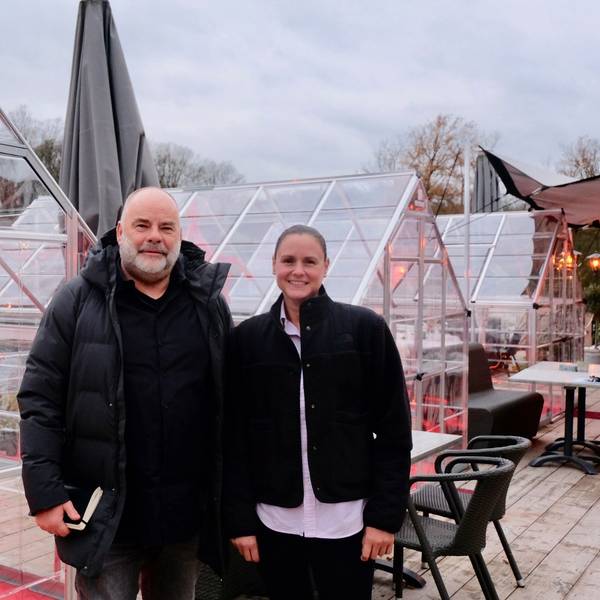 Andreas Feldgen und Anna-Lena Liedtke vor den neuen Seehäusern auf der Terrasse des Hauses am See.