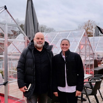 Andreas Feldgen und Anna-Lena Liedtke vor den neuen Seehäusern auf der Terrasse des Hauses am See.