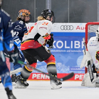 Szene zwischen mehreren Spielern auf einem Eishockeyspielfeld.