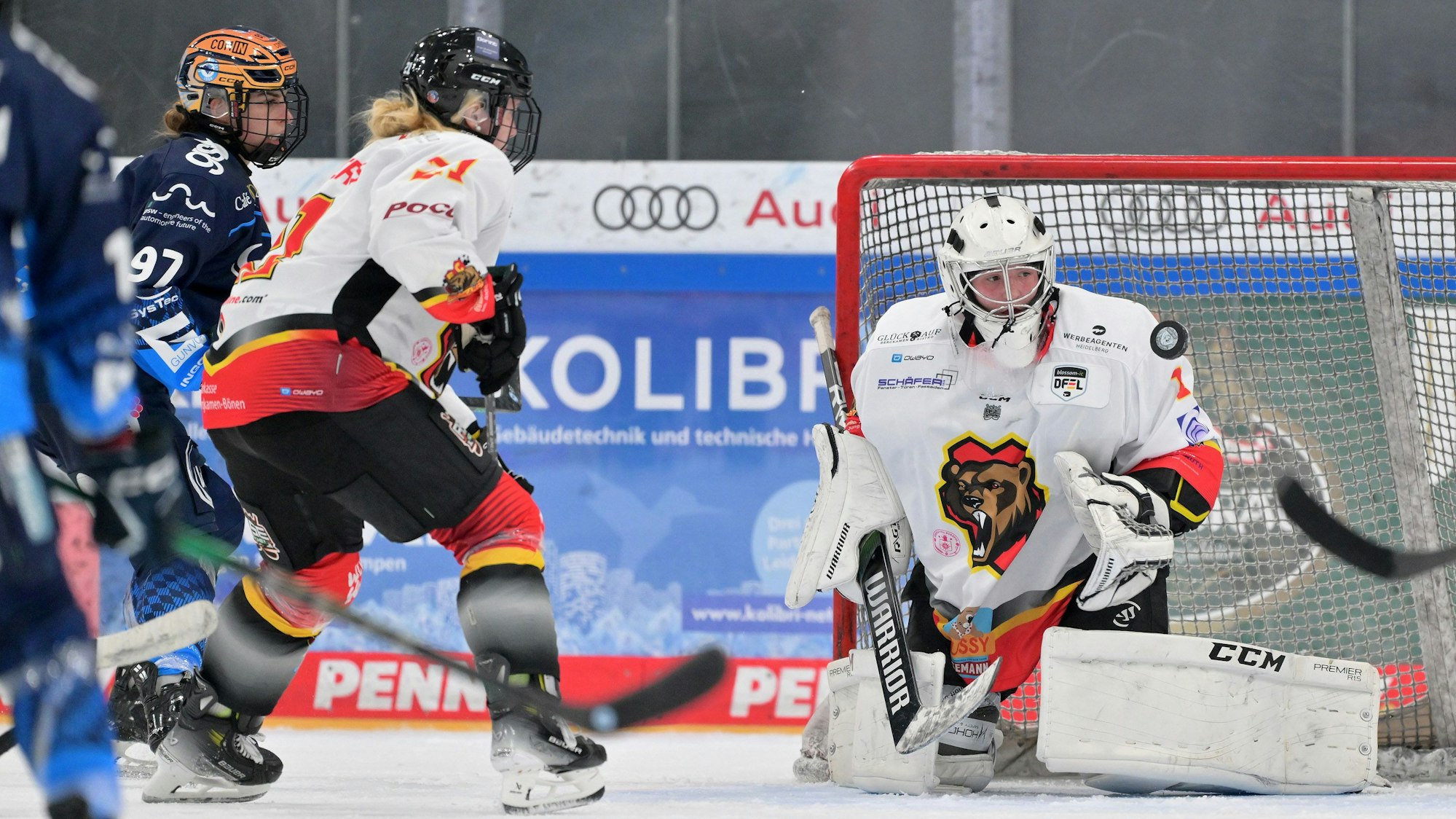 Szene zwischen mehreren Spielern auf einem Eishockeyspielfeld.