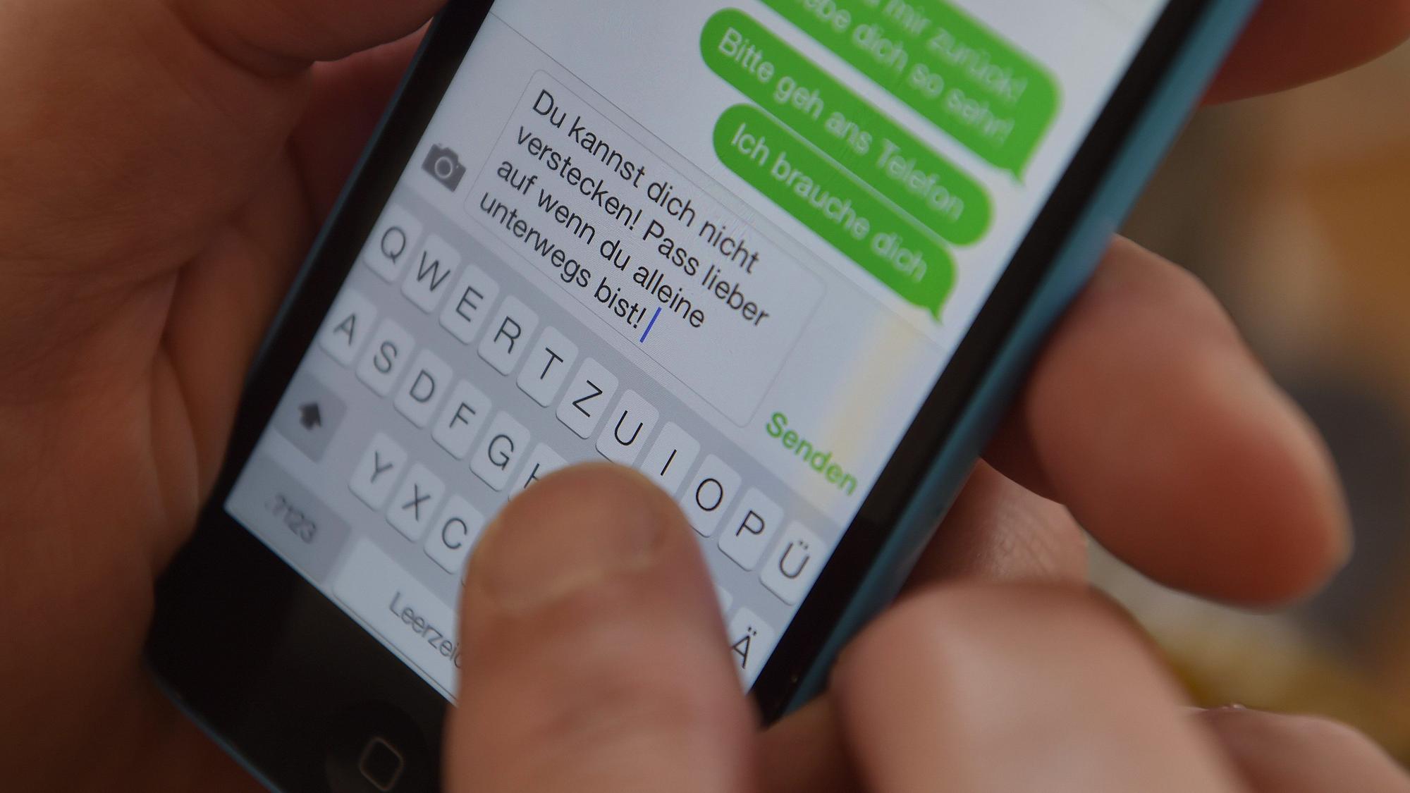 Ein Mann schreibt eine drohende Chat-Nachricht. Der jetzt verurteilte Rheinbacher bombardierte sein Opfer mit Nachrichten per Handy.