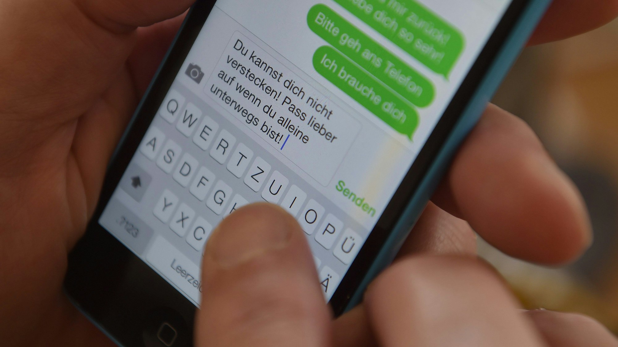 Ein Mann schreibt eine drohende Chat-Nachricht. Der jetzt verurteilte Rheinbacher bombardierte sein Opfer mit Nachrichten per Handy.