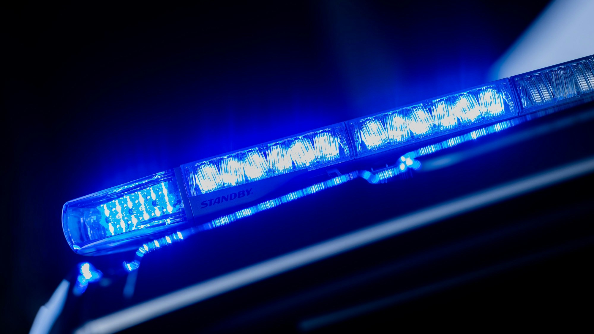 Ein leuchtendes Blaulicht auf einem Polizeifahrzeug.