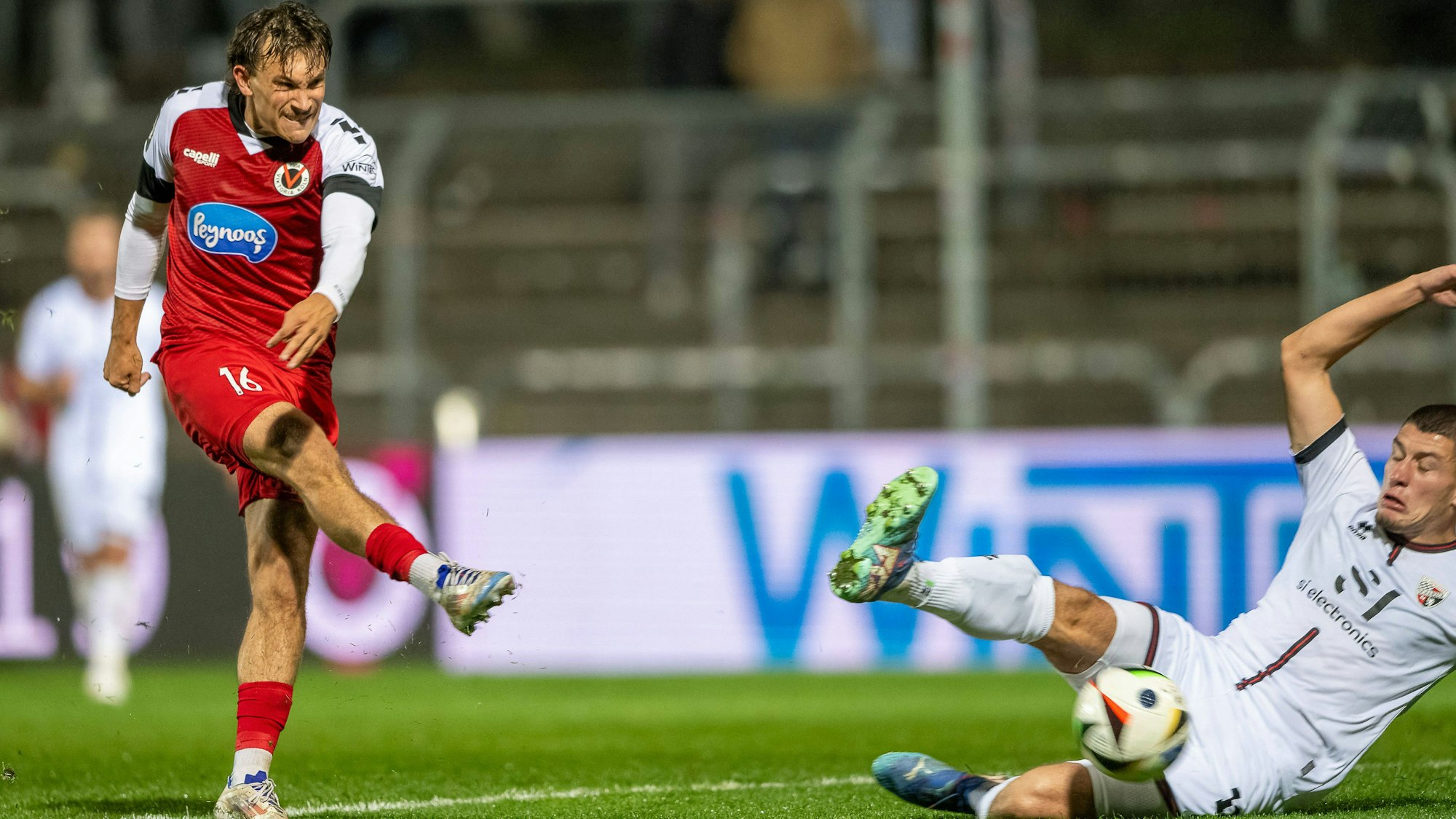Viktoria Kölns Mittelfeldstratege Florian Engelhardt (l.) beim Schuss. Ein Tor ist dem 21-Jährigen bislang nicht gelungen.
