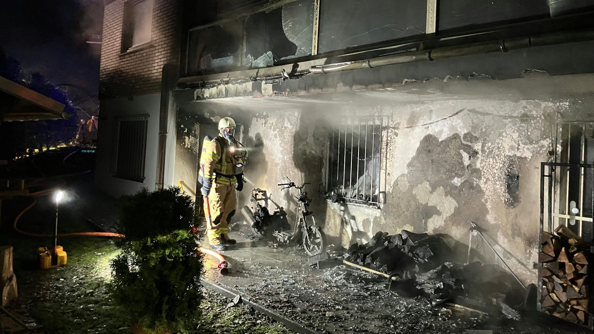Die Einsatzstelle im Stadtteil Herkenrath ist von der Feuerwehr ausgeleuchtet worden.