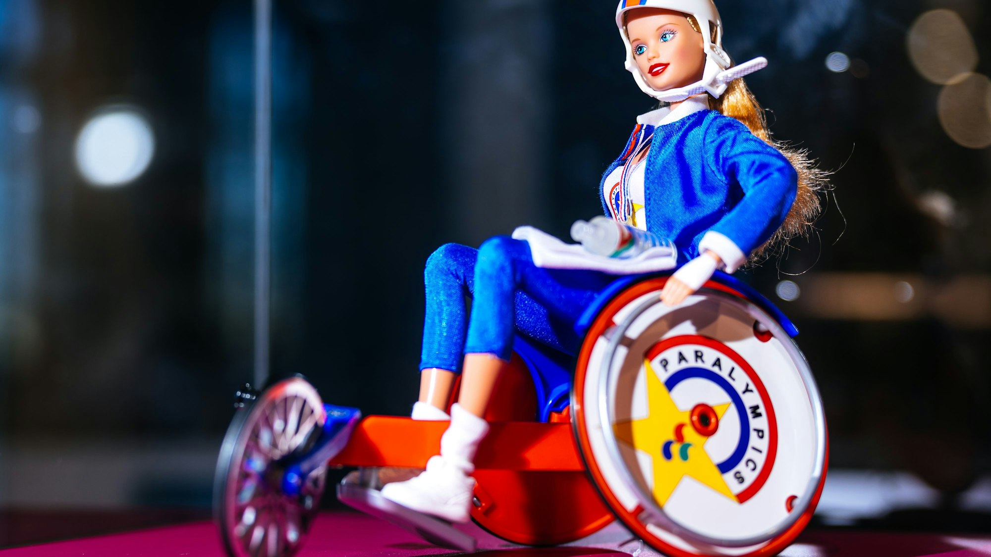 Zur Sonderausstellung gehört auch Becky. Die Figur aus dem Barbie-Imperium wurde 1987 kreiert, die Paralympic-Version folgte im Jahr 2000.