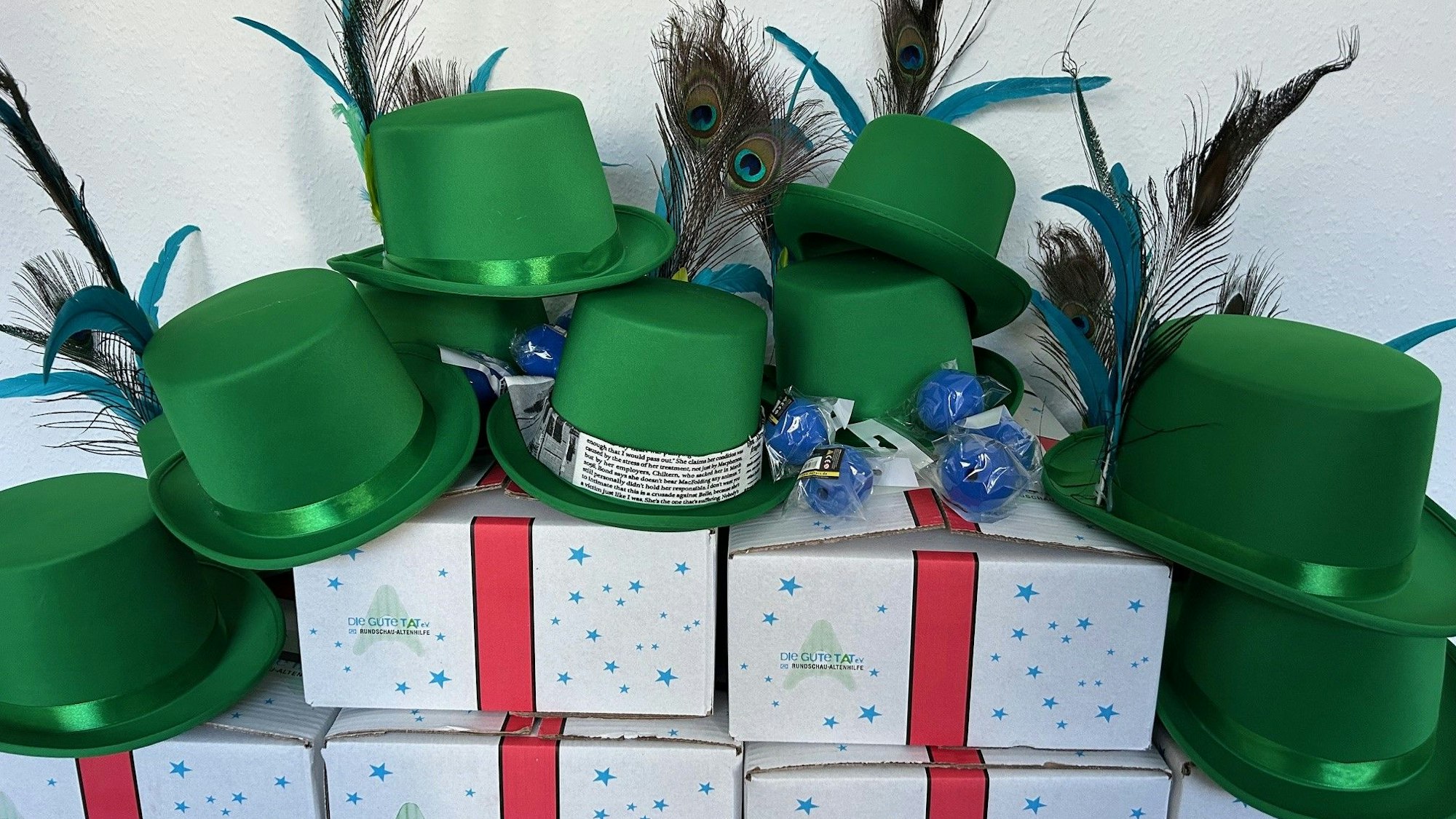 Die Nasen sind blau, die Zylinder grün: Im Büro der Altenhilfe sind die Vorbereitungen für die Sitzung Ärm en Ärm in vollem Gange.