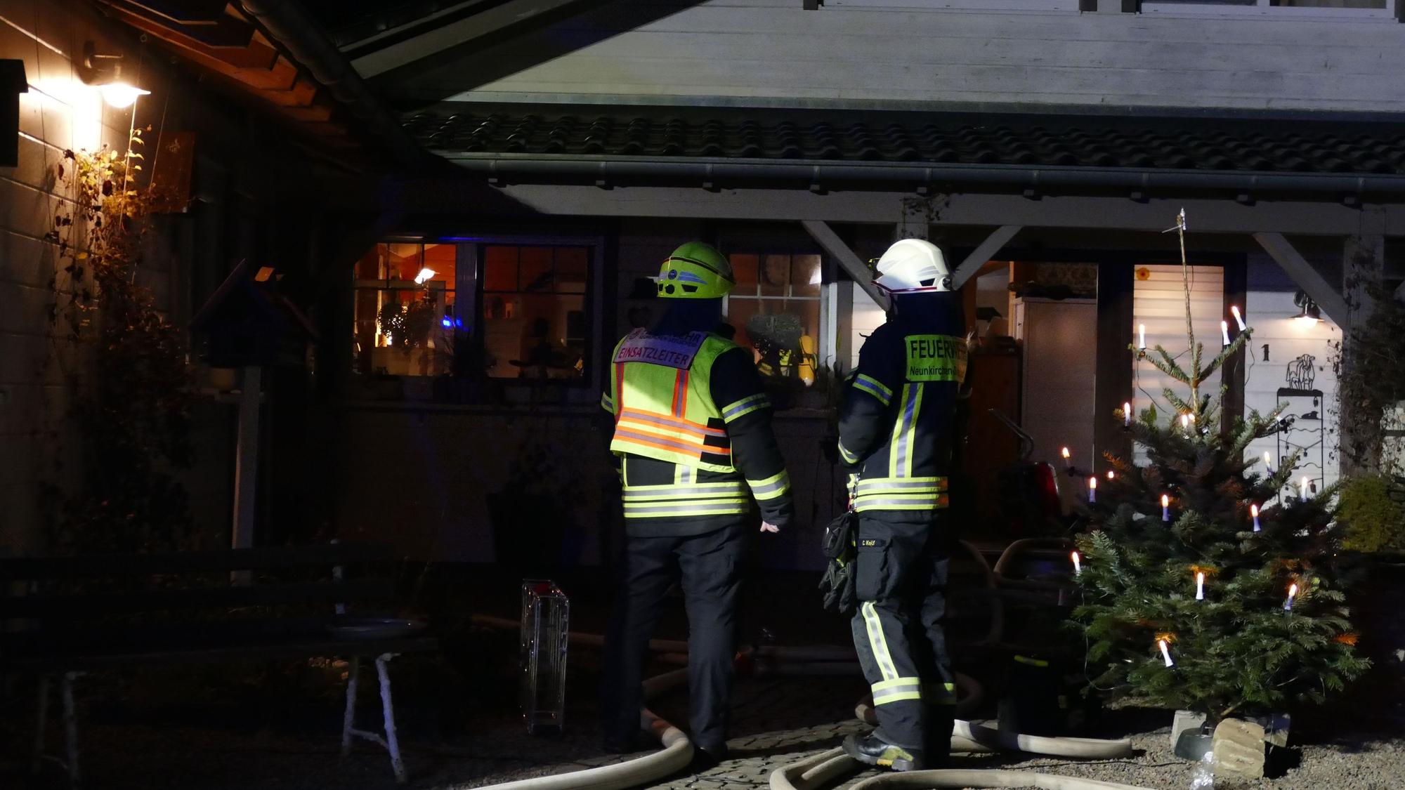 Feuerwehrleute vor dem Haus in Niederhorbach.