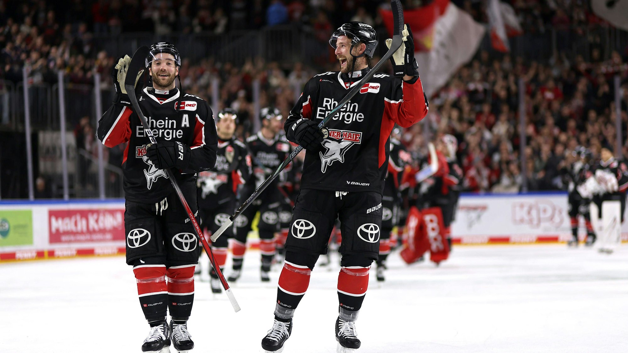 Wieder Grund zur Freude: Vorbereiter Josh Currie (l.) und Siegtorschütze Brady Austin waren Garanten für den 2:1-Erfolg der Kölner Haie in Wolfsburg.