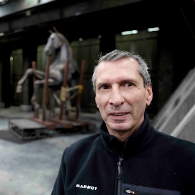 Stephan Juchem (Bühneninspektor und Stellvertretender Technischer Direktor) vor der Premiere von Giuseppe Verdis „Nabucco“.