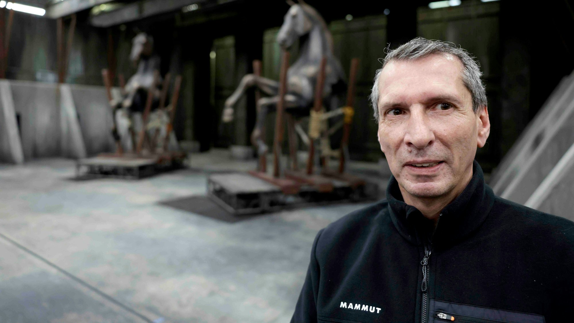 Stephan Juchem (Bühneninspektor und Stellvertretender Technischer Direktor) vor der Premiere von Giuseppe Verdis „Nabucco“.