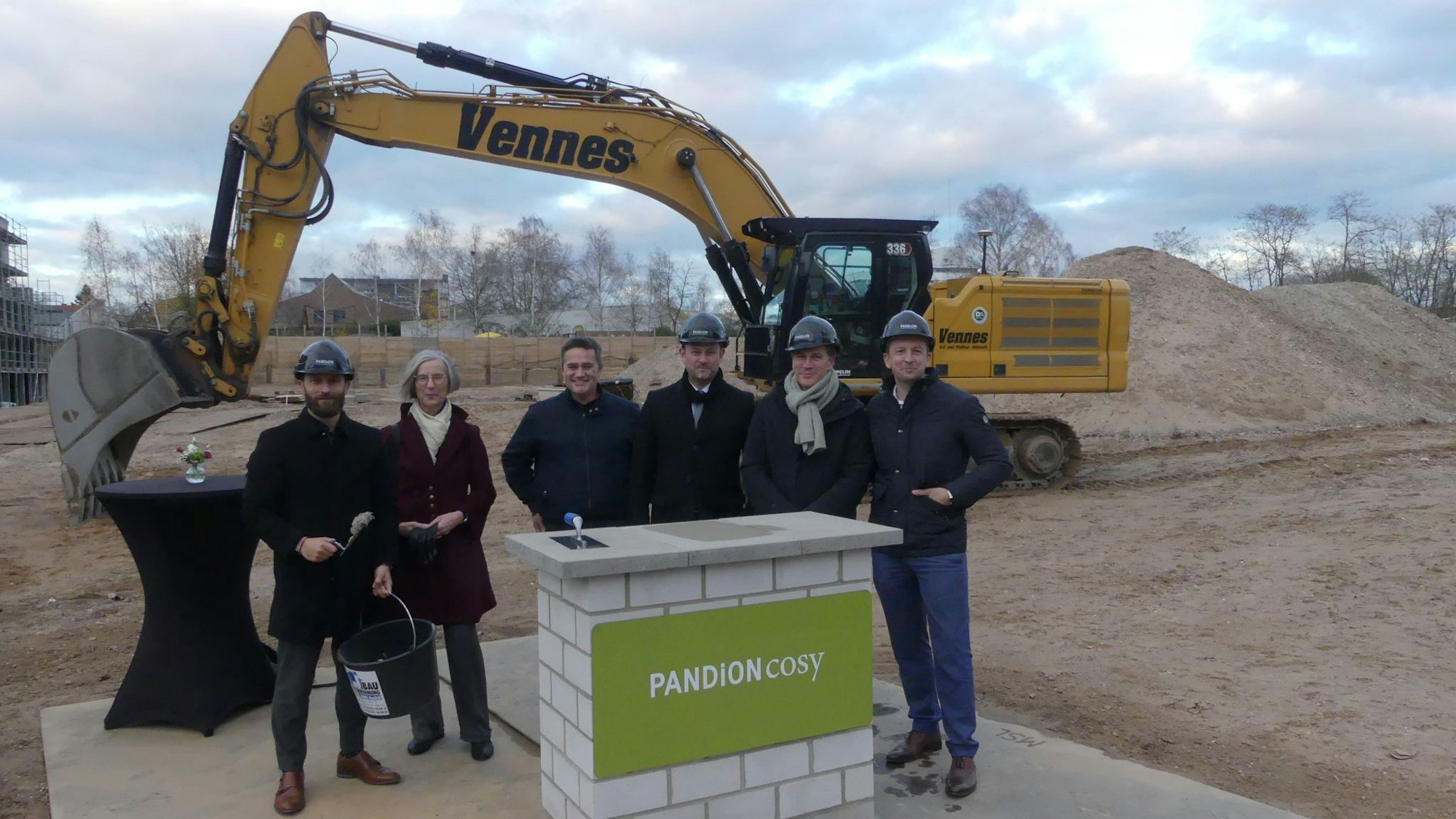 Grundsteinlegung mit Projektleiter Majed Abu-Safieh (v.l.), Cornelia Weitekamp, Volker Spelthann, Matthias Faber und Klaus Küpper.