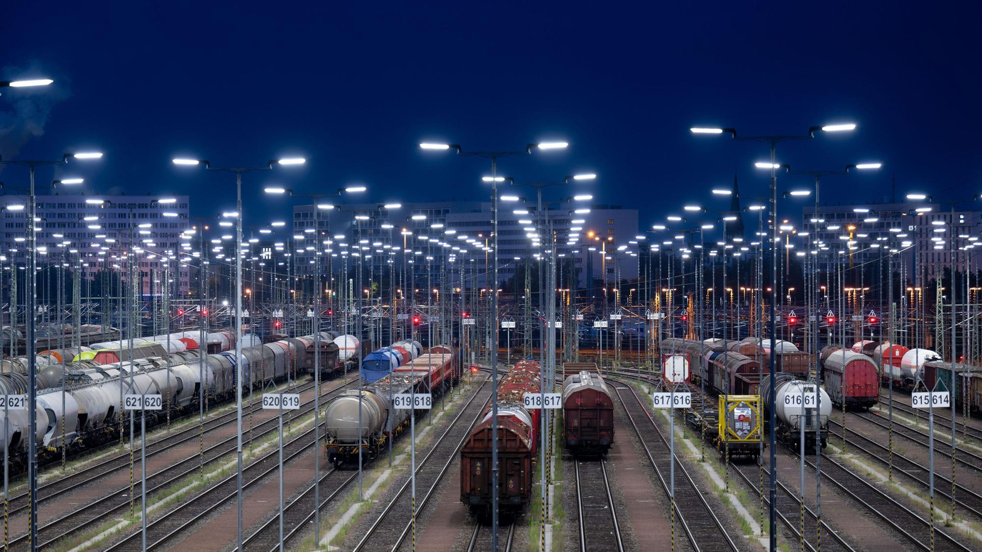 ARCHIV - 23.07.2024, Sachsen-Anhalt, Halle (Saale): Güterwaggons stehen unter hunderten LED-Lichtern im Güterbahnhof in Halle/Saale. (zu dpa: «EU-Kommission genehmigt Milliarden-Hilfe für DB Cargo») Foto: Hendrik Schmidt/dpa +++ dpa-Bildfunk +++