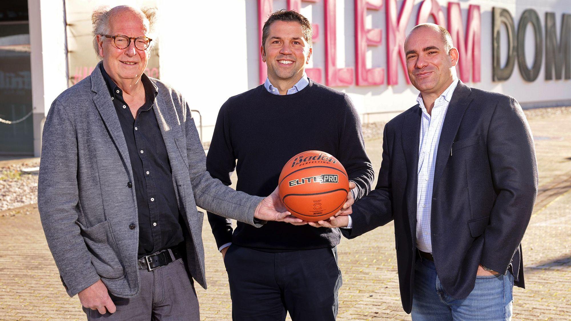 Generationswechsel: Wolfgang Wiedlich (l.) übergibt an Simon Pallmann (M.) und Maxim Krtschil.