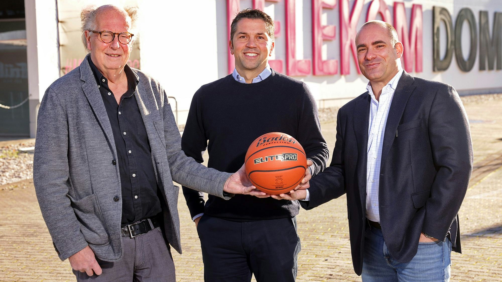 Generationswechsel: Wolfgang Wiedlich (l.) übergibt an Simon Pallmann (M.) und Maxim Krtschil.