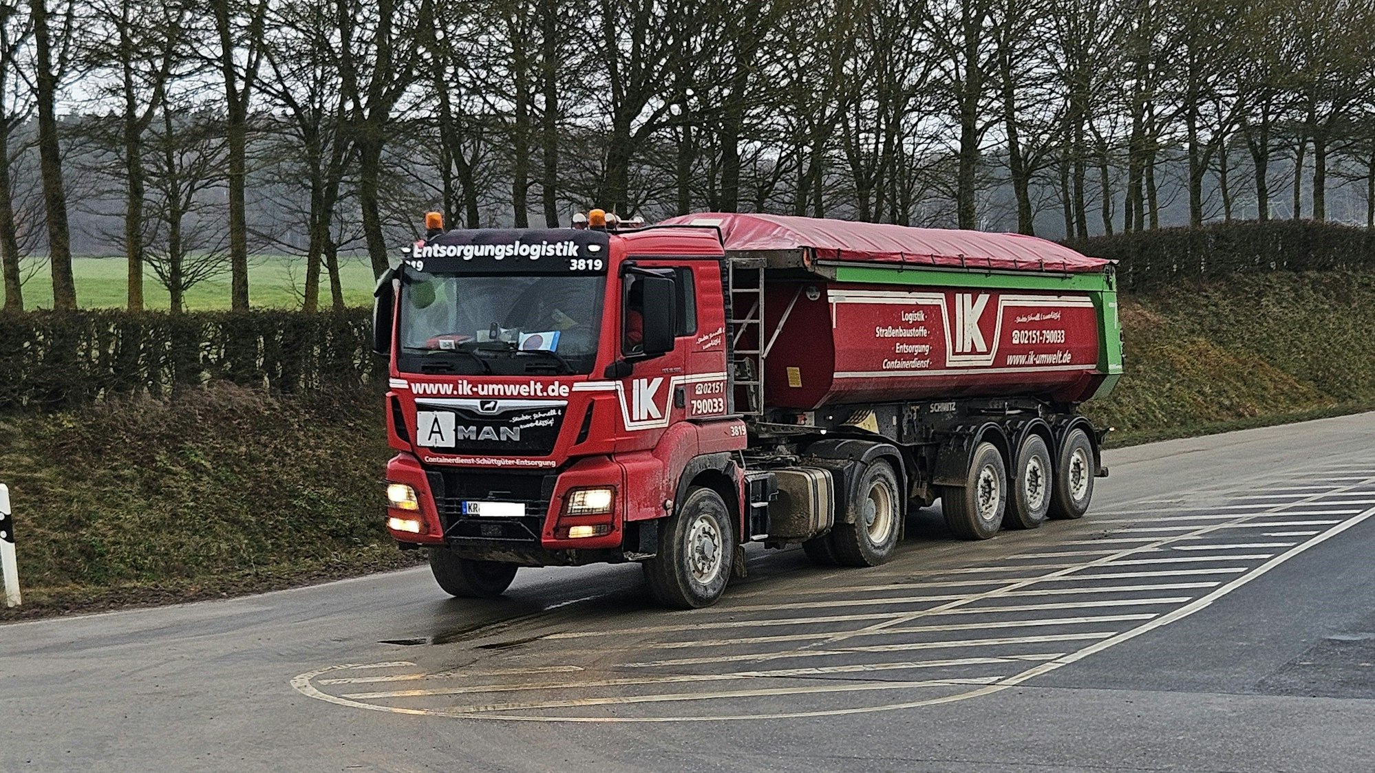 Blick auf einen der Laster, die den Kalkstein abtransportieren.
